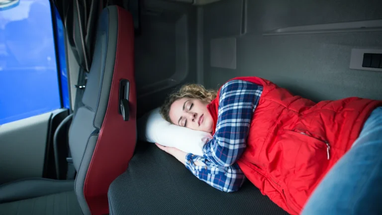 Riposo Settimanale Autisti: Regole e Obblighi 2025