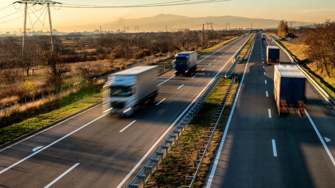 Divieti circolazione mezzi pesanti 2025: calendario e regole per i trasportatori