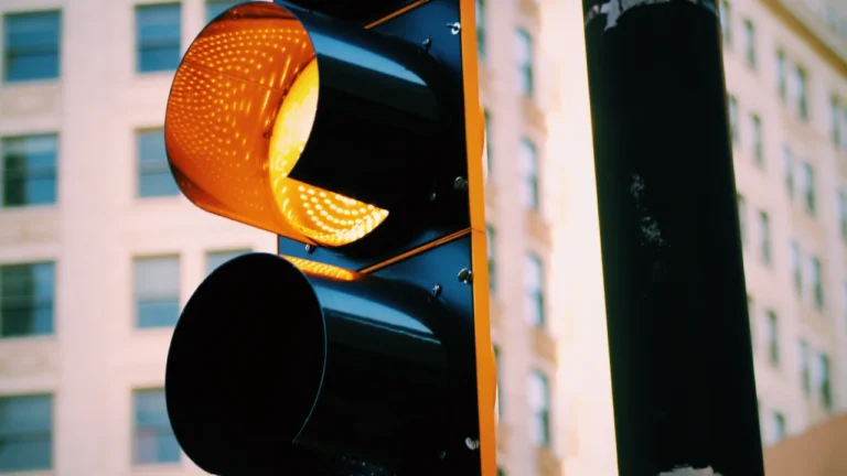 Multa semaforo giallo: dopo quanto arriva e cosa sapere se guidi un camion