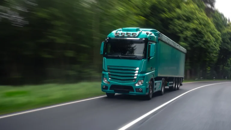 Sagoma e dimensioni camion per il trasporto merci: limiti, tabelle e normative aggiornate