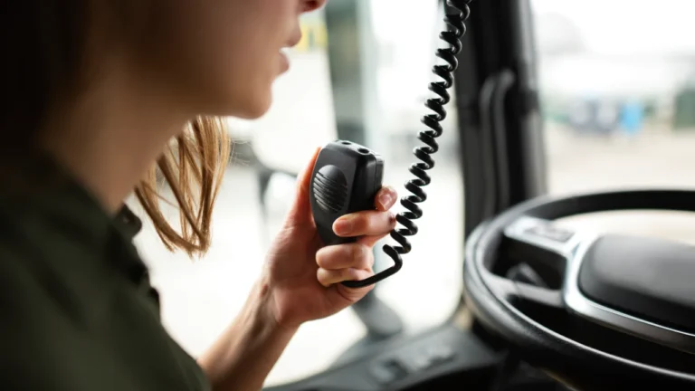 Baracchino CB per Camionisti: Guida Completa per Comunicare su Strada