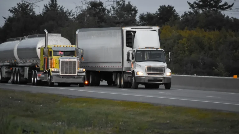 Distanza di sicurezza tra camion: come mantenerla davvero, in ogni situazione