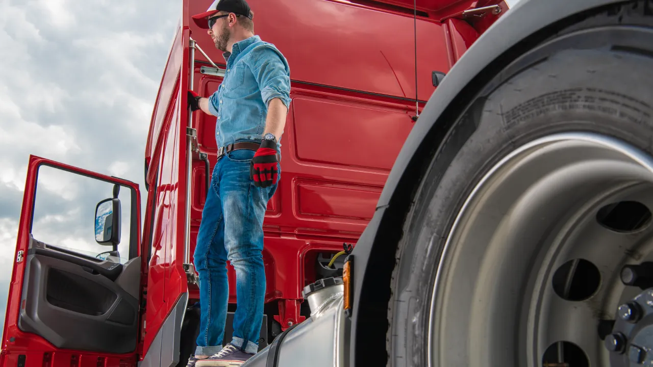 Soccorso stradale camion: cosa fare davvero quando resti fermo