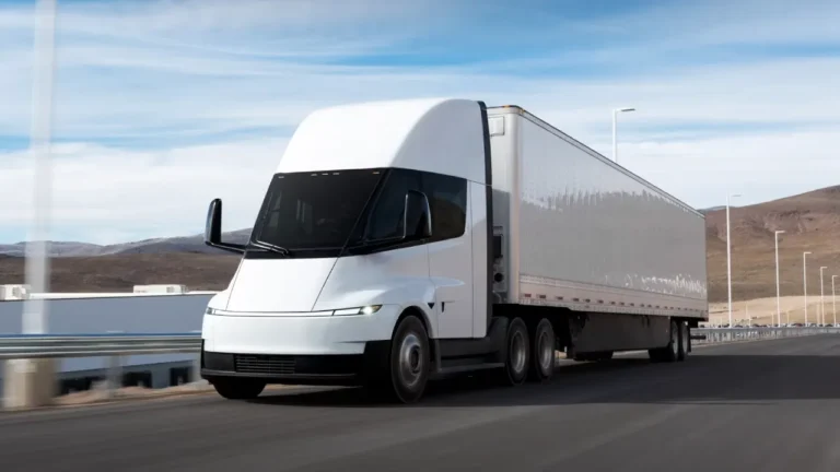 Camion Tesla: prezzo, batterie, interni e uso reale nel trasporto pesante